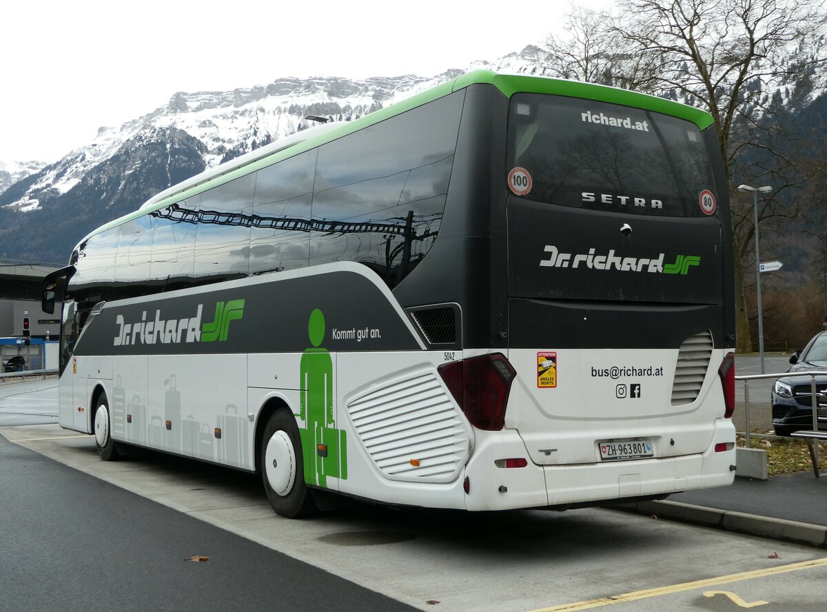 (247'143) - Dr. Richard, Zrich - Nr. 5042/ZH 963'801 - Setra am 10. Mrz 2023 beim Bahnhof Interlaken Ost