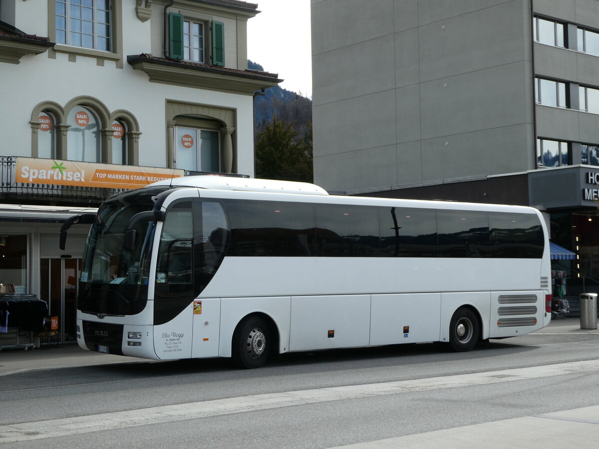 (247'178) - Aus Italien: Elio Viaggi, Parete - GE-928 GW - MAN am 13. Mrz 2023 beim Bahnhof Interlaken West