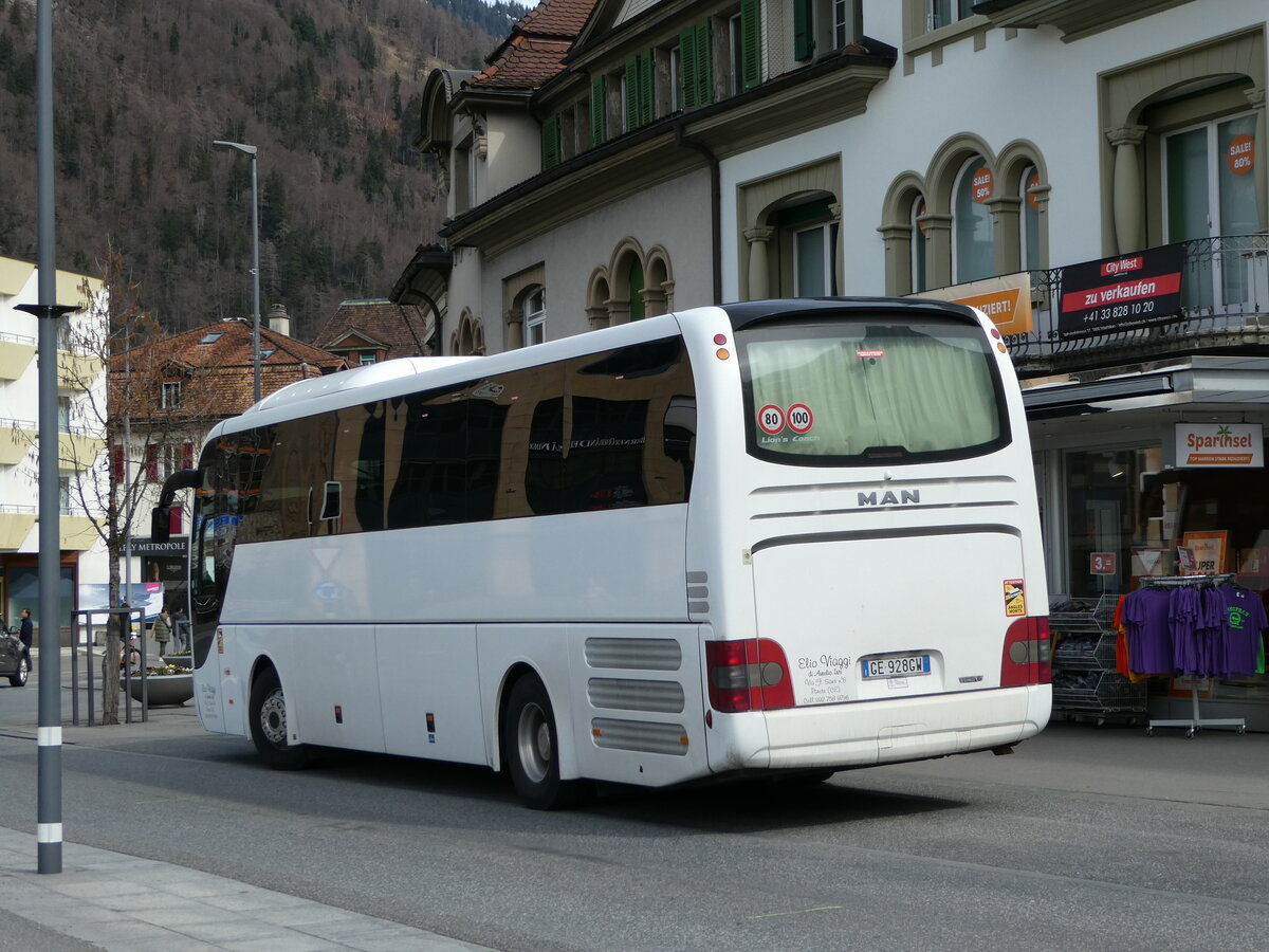 (247'179) - Aus Italien: Elio Viaggi, Parete GE-928 GW - MAN am 13. Mrz 2023 beim Bahnhof Interlaken West