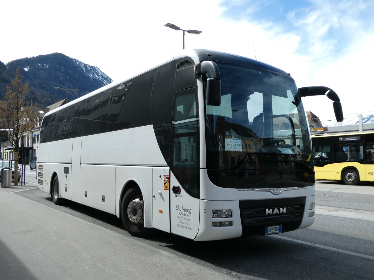 (247'181) - Aus Italien: Elio Viaggi, Parete - GE-928 GW - MAN am 13. Mrz 2023 beim Bahnhof Interlaken West