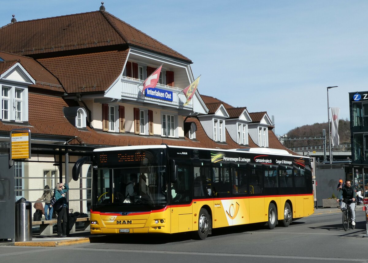 (247'199) - PostAuto Bern - BE 811'692/PID 11'425 - MAN am 13. Mrz 2023 beim Bahnhof Interlaken Ost