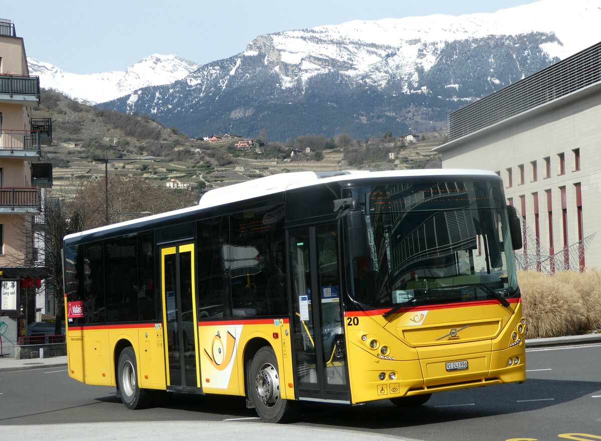 (247'232) - PostAuto Wallis - Nr. 20/VS 243'996/PID 10'946 - Volvo am 16. Mrz 2023 beim Bahnhof Sion