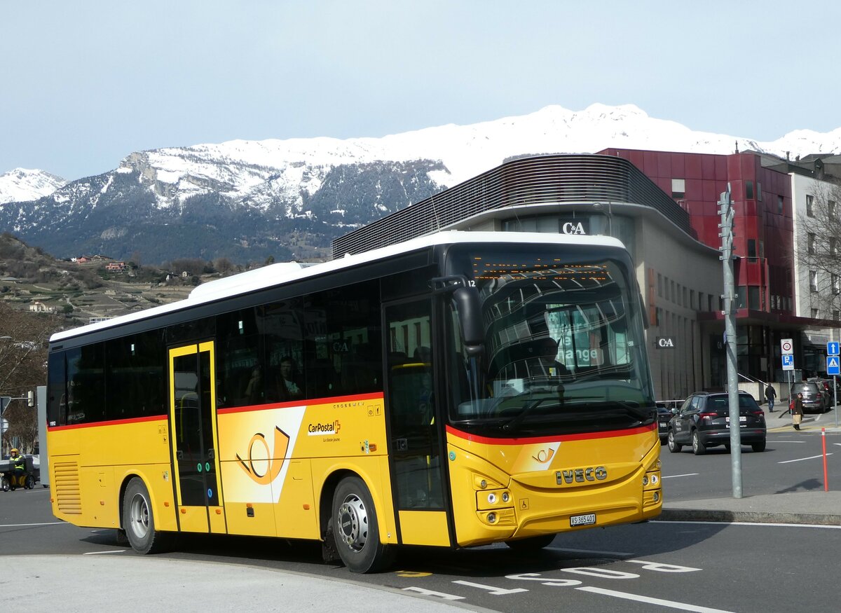 (247'239) - PostAuto Wallis - VS 365'401/PID 11'912 - Iveco am 16. Mrz 2023 beim Bahnhof Sion