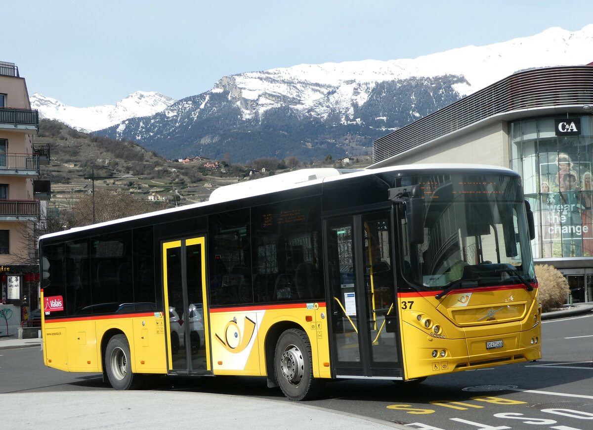 (247'252) - PostAuto Wallis - Nr. 37/VS 471'466/PID 10'867 - Volvo am 16. Mrz 2023 beim Bahnhof Sion