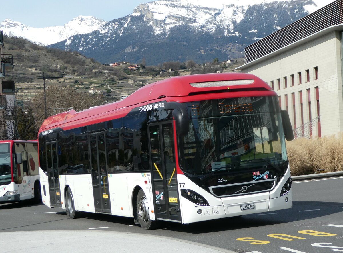 (247'256) - PostAuto Wallis - Nr. 77/VS 459'800/PID 10'640 - Volvo am 16. Mrz 2023 beim Bahnhof Sion