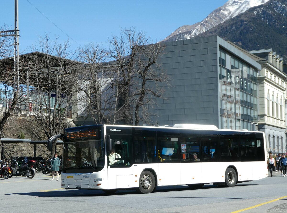 (247'273) - PostAuto Wallis - VS 449'116/PID 10'444 - MAN am 16. Mrz 2023 beim Bahnhof Brig