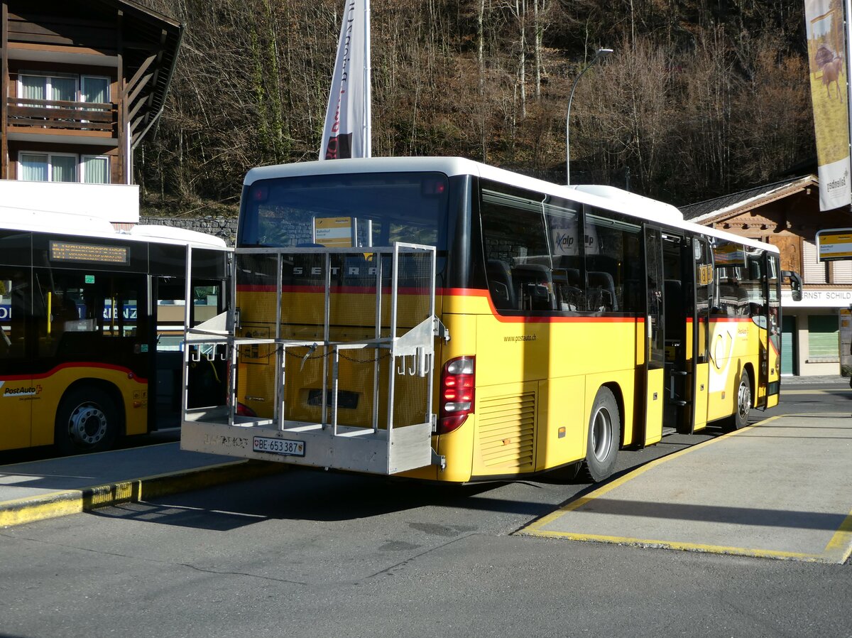 (247'388) - PostAuto Bern - Nr. 70/BE 653'387/PID 5625 - Setra am 18. Mrz 2023 beim Bahnhof Brienz