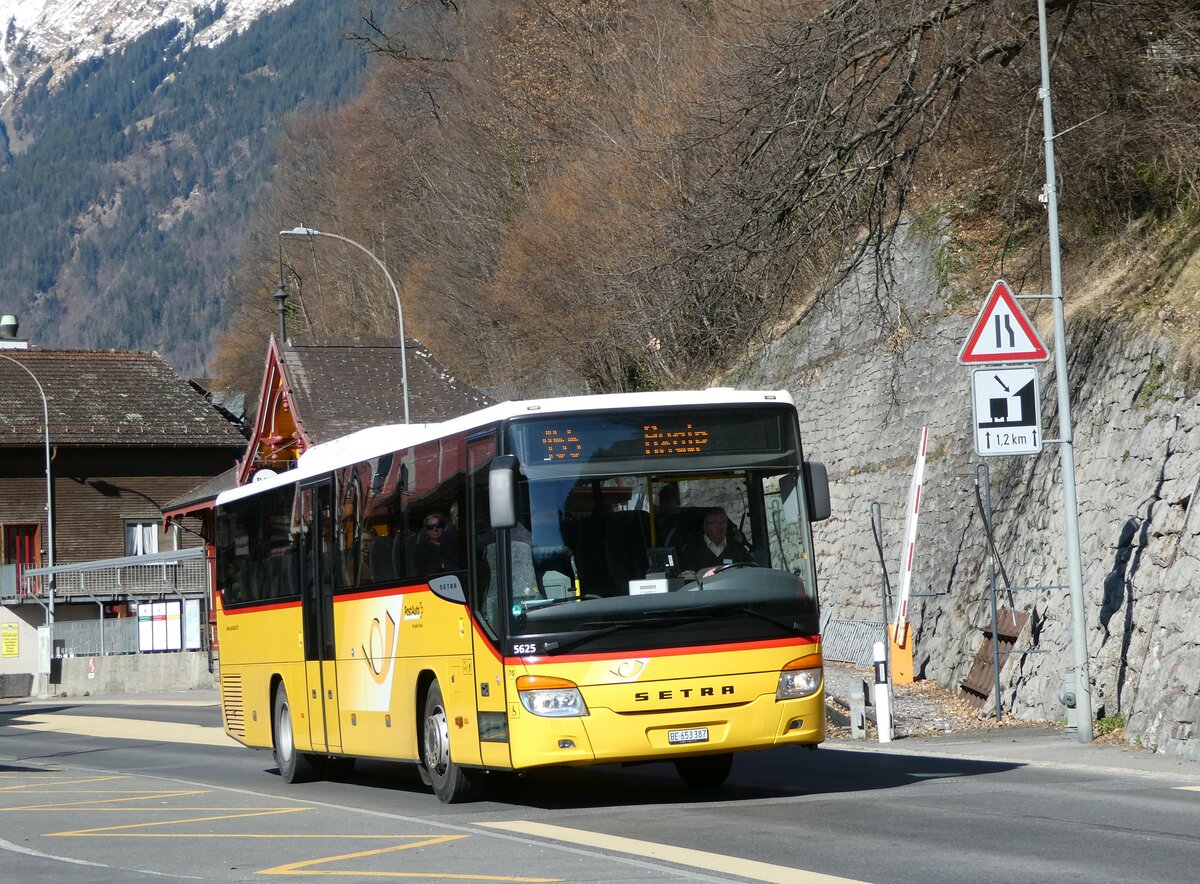 (247'402) - PostAuto Bern - Nr. 70/BE 653'387/PID 5625 - Setra am 18. Mrz 2023 beim Bahnhof Brienz