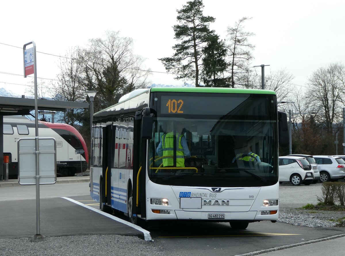 (247'513) - RTB Altsttten - Nr. 919/SG 482'215 - MAN (ex PostBus/A BD 15'352) am 21. Mrz 2023 beim Bahnhof Altsttten