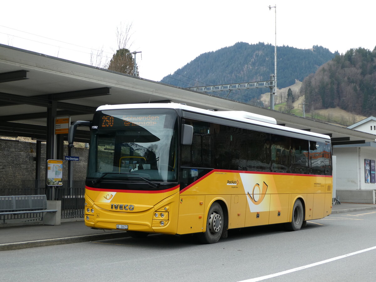 (247'569) - Spring, Schwenden - BE 26'672/PID 11'592 - Iveco am 23. Mrz 2023 beim Bahnhof Oey-Diemtigen