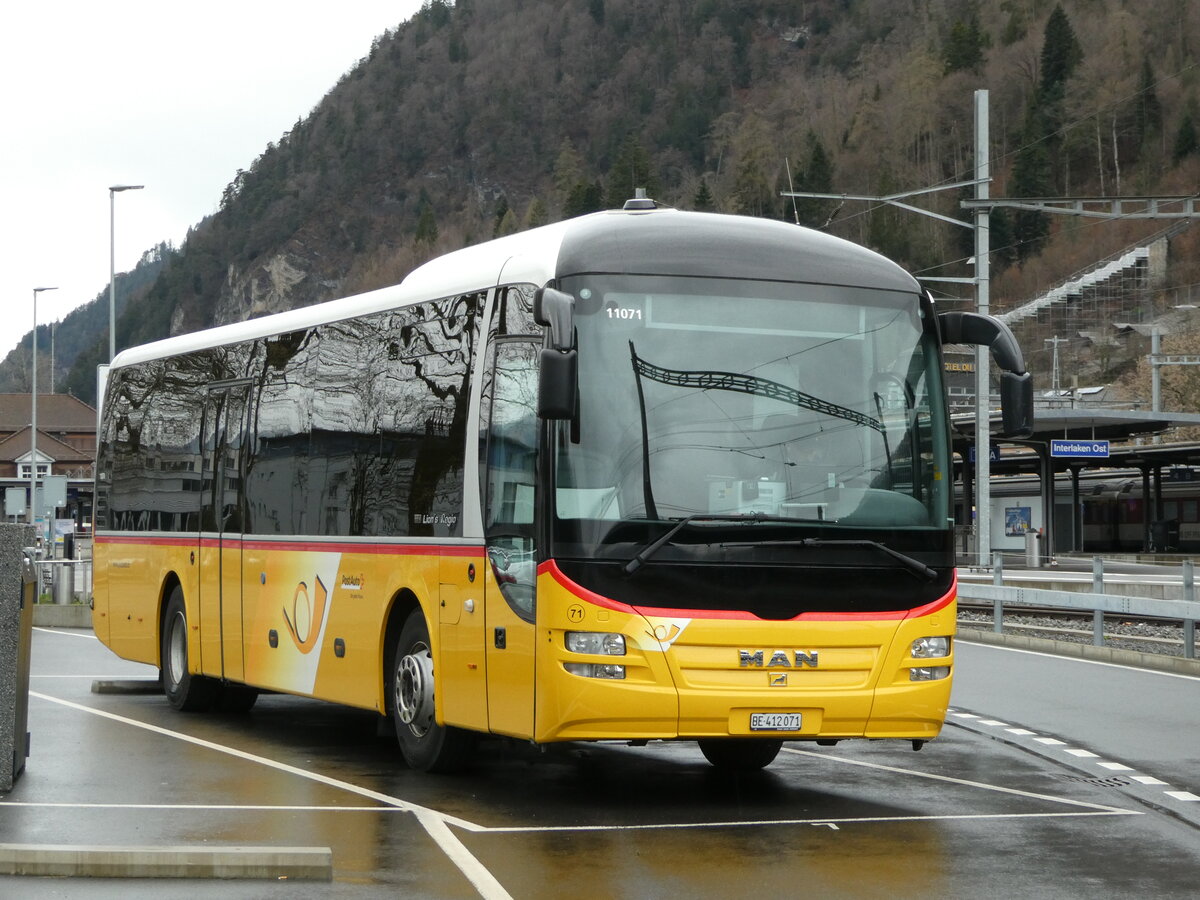 (247'740) - PostAuto Bern - Nr. 71/BE 412'071/PID 11'071 - MAN (ex PostAuto Zentralschweiz Nr. 20; ex Dillier, Sarnen Nr. 20) am 26. Mrz 2023 beim Bahnhof Interlaken Ost