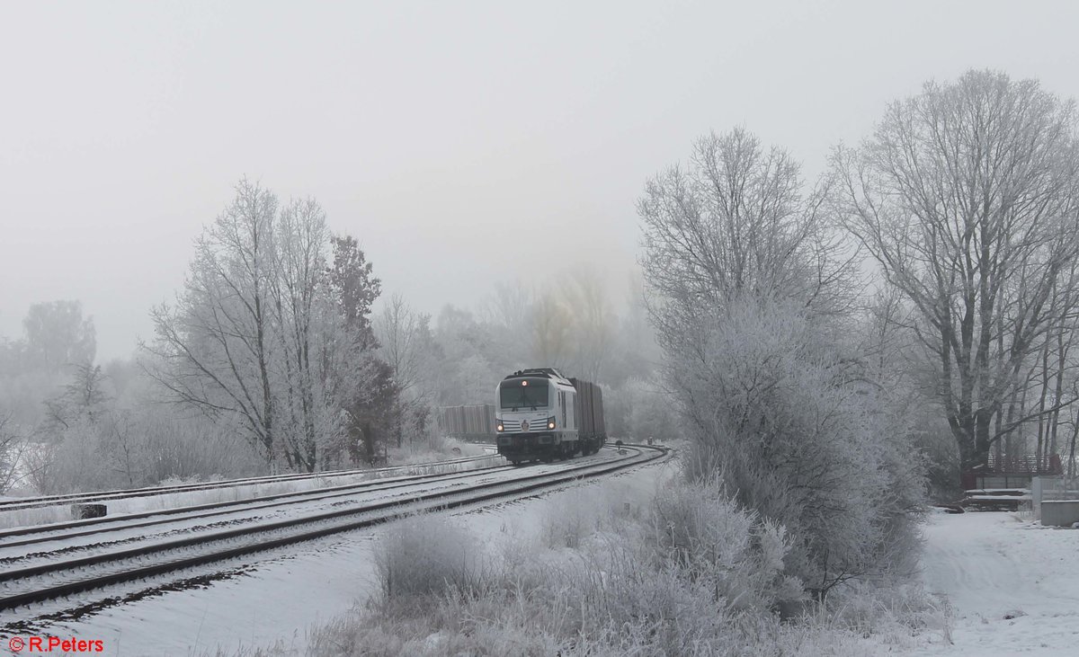 248 001 von Railsystem RP Vectron Dual Mode, angemietet für Testzwecke von der SETG, heute mit dem 1660T Hackschnitzelzug mit reine Ziegler Group Hackschnitzelcontainer kurz nach dem Start.11.01.21