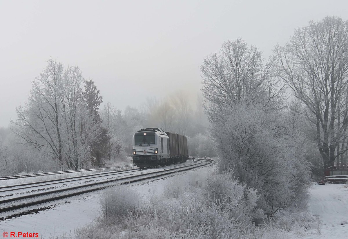 248 001 von Railsystem RP Vectron Dual Mode, angemietet für Testzwecke von der SETG, heute mit dem 1660T Hackschnitzelzug mit reine Ziegler Group Hackschnitzelcontainer kurz nach dem Start.11.01.21