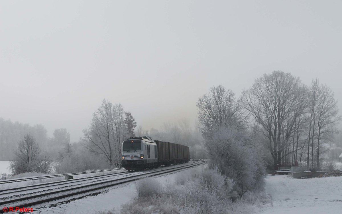 248 001 von Railsystem RP Vectron Dual Mode, angemietet für Testzwecke von der SETG, heute mit dem 1660T Hackschnitzelzug mit reine Ziegler Group Hackschnitzelcontainer kurz nach dem Start.11.01.21