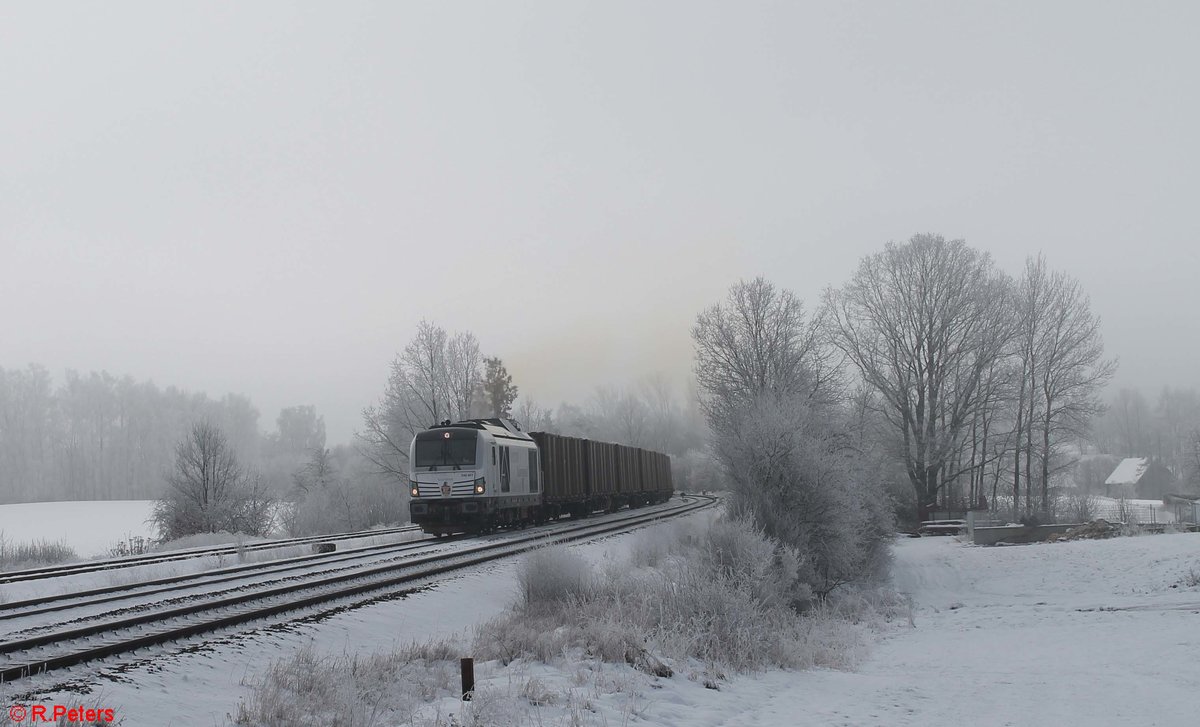 248 001 von Railsystem RP Vectron Dual Mode, angemietet für Testzwecke von der SETG, heute mit dem 1660T Hackschnitzelzug mit reine Ziegler Group Hackschnitzelcontainer kurz nach dem Start.11.01.21