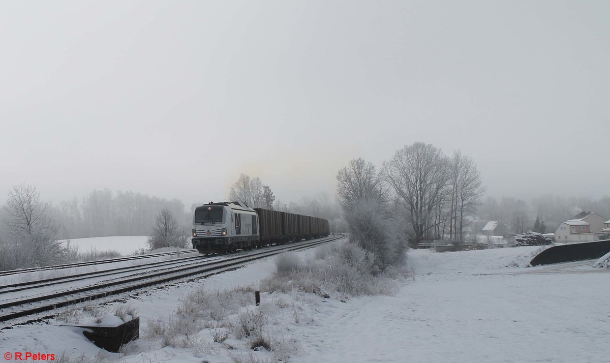 248 001 von Railsystem RP Vectron Dual Mode, angemietet für Testzwecke von der SETG, heute mit dem 1660T Hackschnitzelzug mit reine Ziegler Group Hackschnitzelcontainer kurz nach dem Start.11.01.21