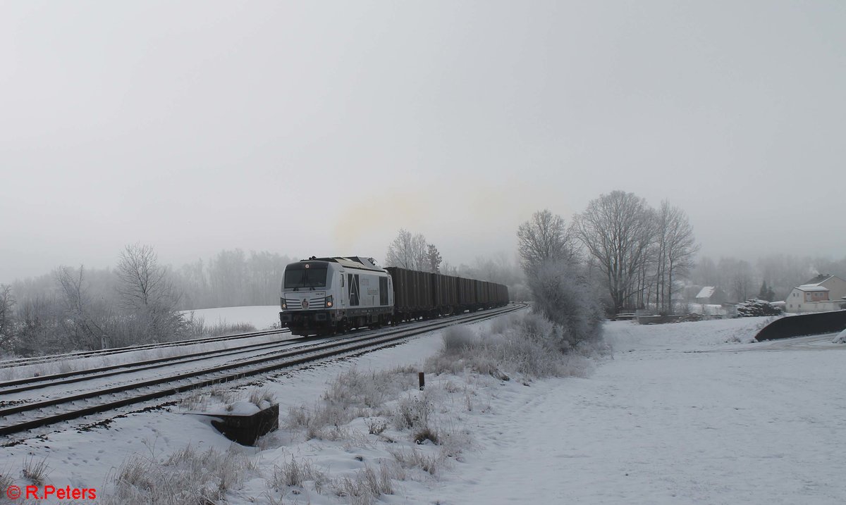 248 001 von Railsystem RP Vectron Dual Mode, angemietet für Testzwecke von der SETG, heute mit dem 1660T Hackschnitzelzug mit reine Ziegler Group Hackschnitzelcontainer kurz nach dem Start.11.01.21