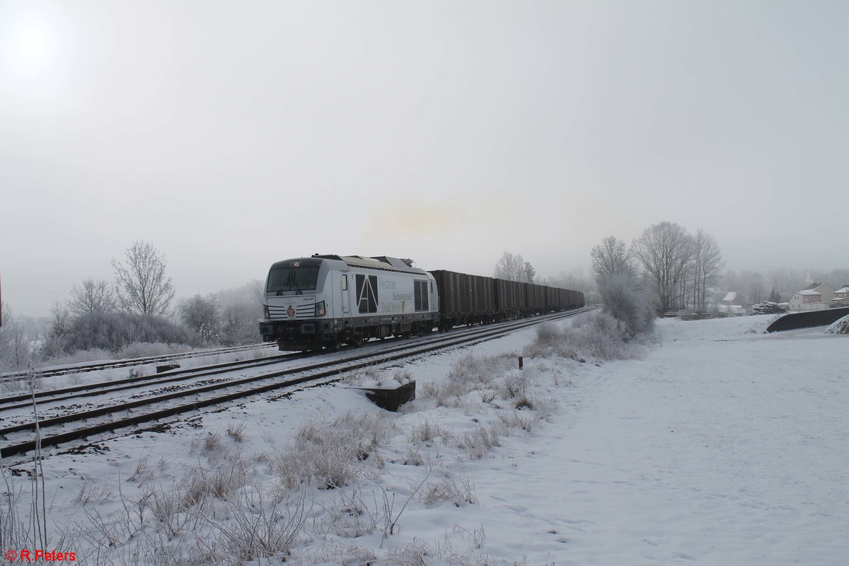 248 001 von Railsystem RP Vectron Dual Mode, angemietet für Testzwecke von der SETG, heute mit dem 1660T Hackschnitzelzug mit reine Ziegler Group Hackschnitzelcontainer kurz nach dem Start.11.01.21