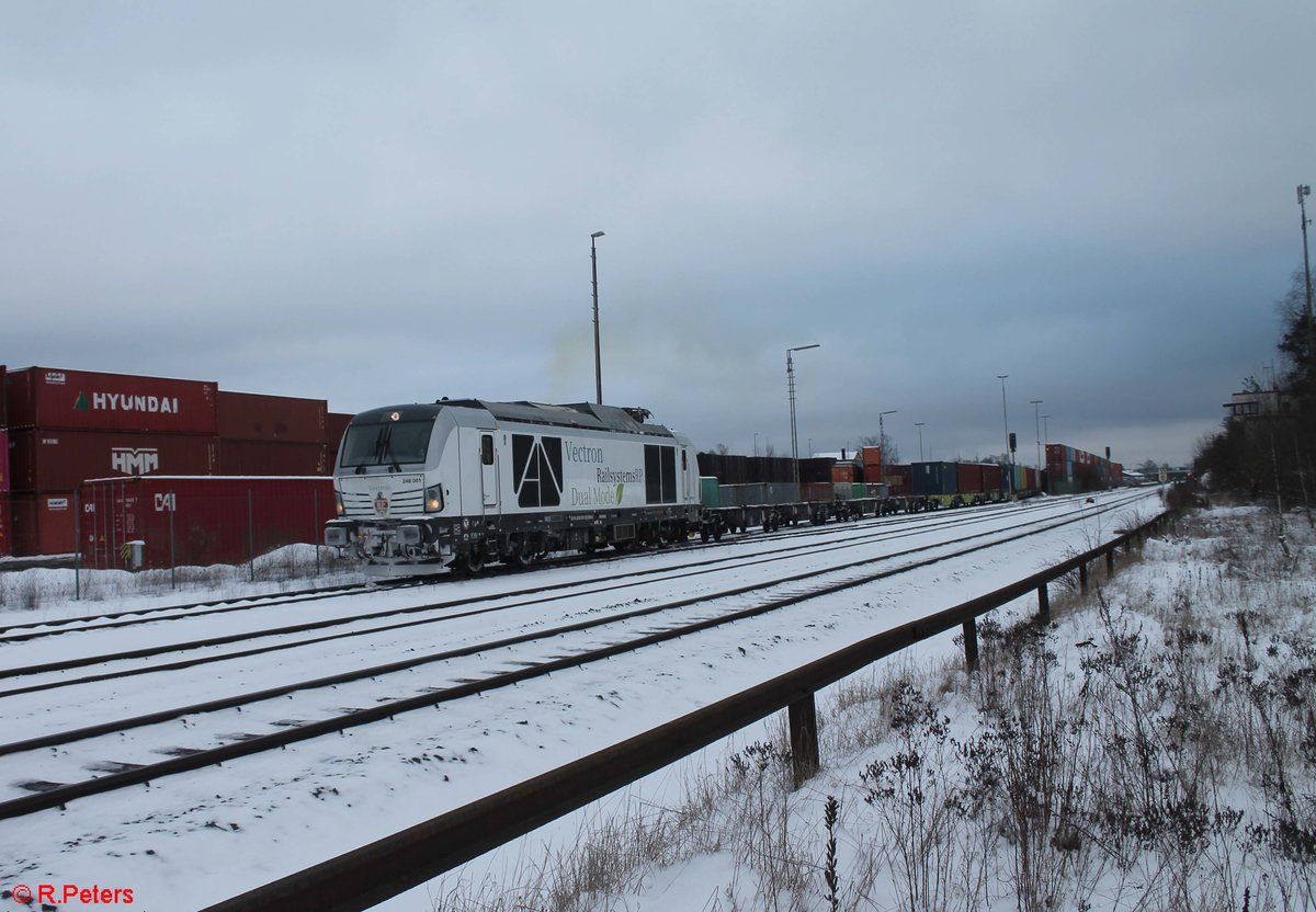 248 001 zieht den ersten Teil des Containerzug in Wiesau raus. 09.01.21