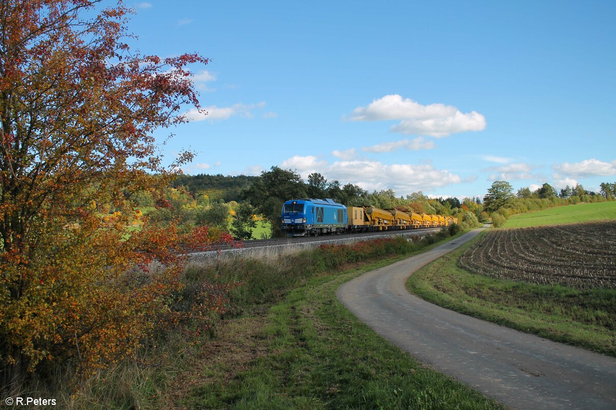 248 105 mit einem Bauzug aus München in Richtung Hof bei Lengenfeld kurz vor Marktredwitz. 05.10.22