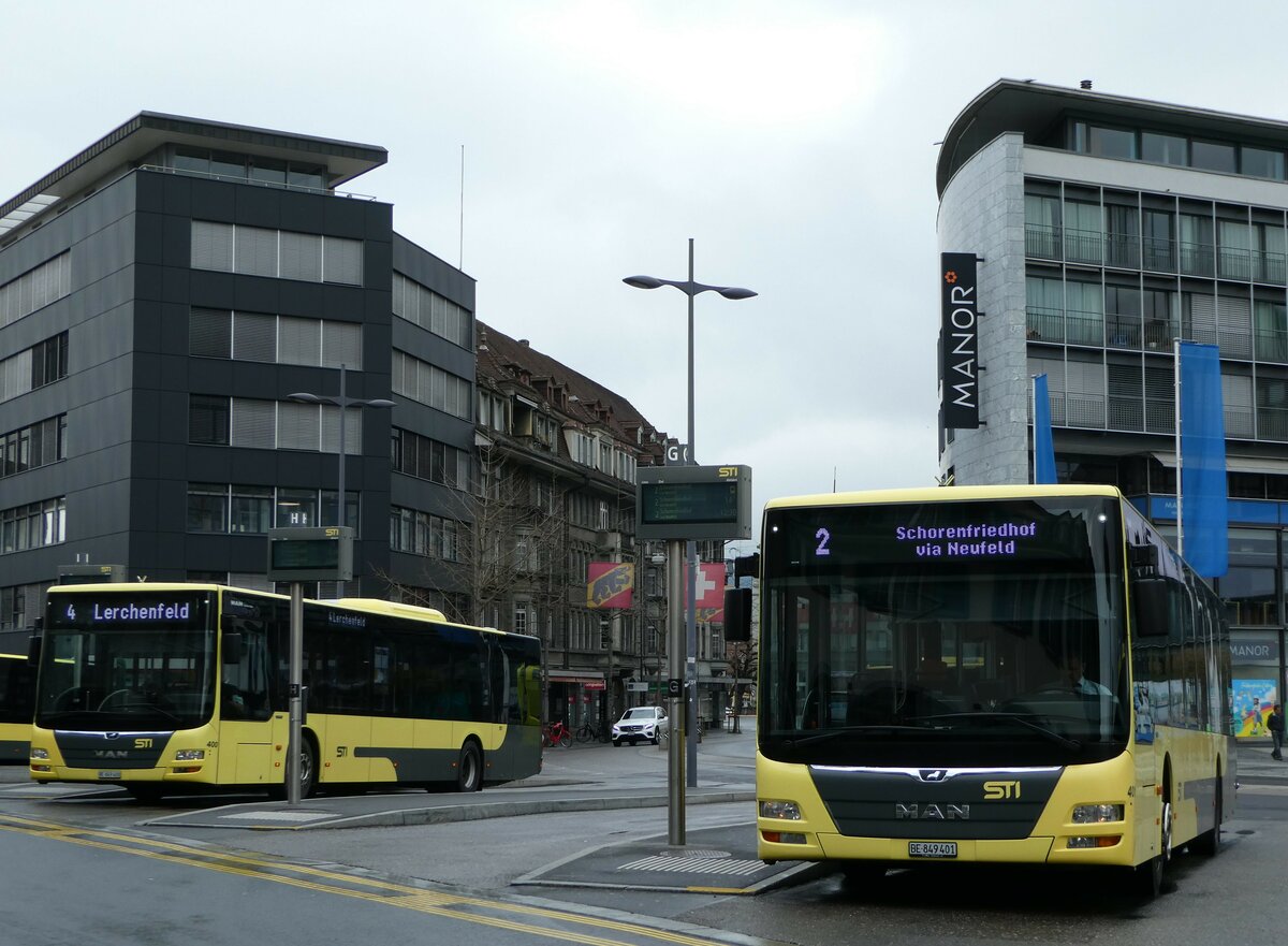 (248'147) - STI Thun - Nr. 400/BE 849'400 + Nr. 401/BE 849'401 - MAN am 7. April 2023 beim Bahnhof Thun