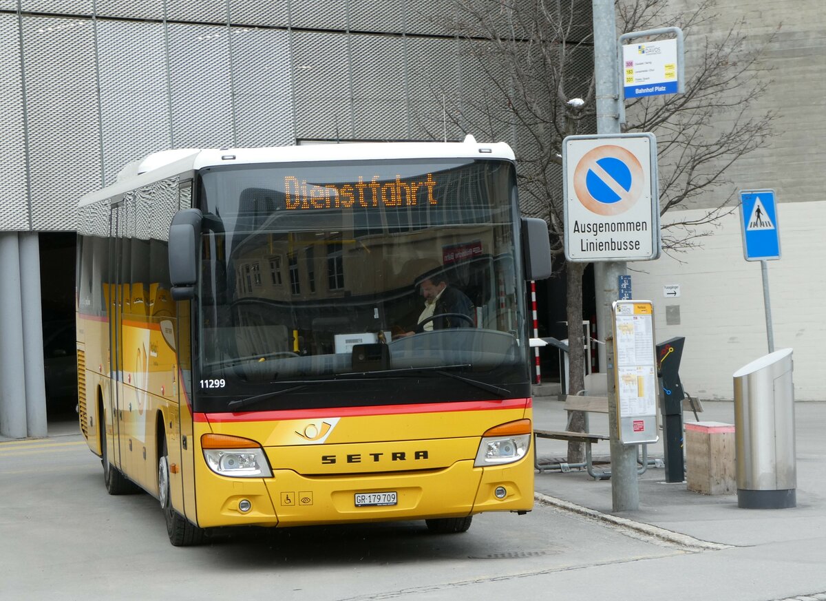 (248'627) - PostAuto Graubnden - GR 179'709/PID 11'299 - Setra am 15. April 2023 beim Bahnhof Davos Platz