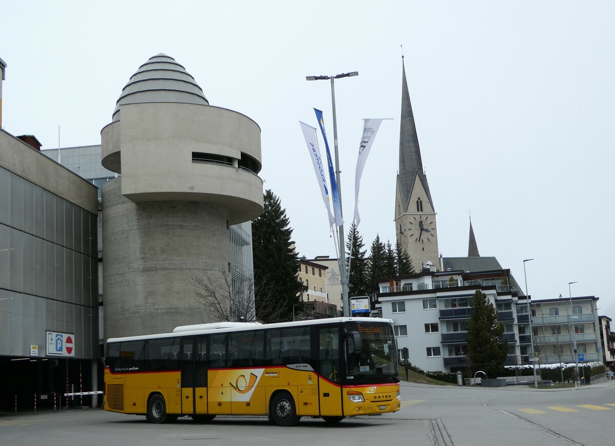 (248'629) - PostAuto Graubnden - GR 179'709/PID 11'299 - Setra am 15. April 2023 beim Bahnhof Davos Platz