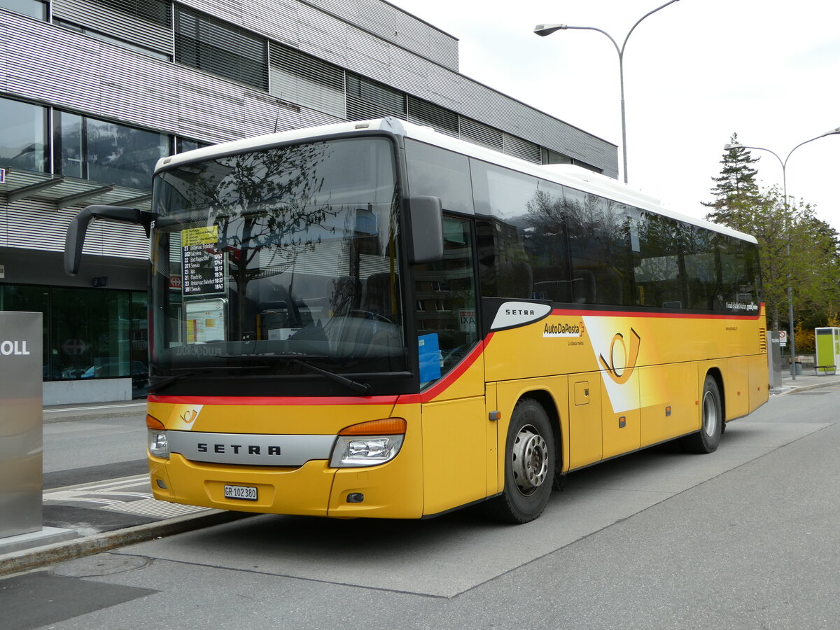 (248'641) - PostAuto Graubnden - GR 102'380/PID 4365 - Setra (ex GR 102'345; ex Riederer, St. Margrethenberg) am 15. April 2023 beim Bahnhof Landquart