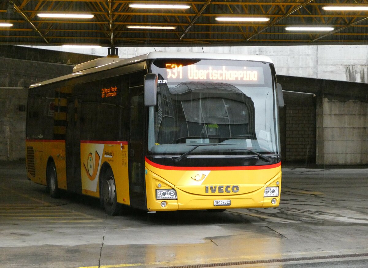 (248'662) - PostAuto Graubnden - GR 102'562/PID 10'209 - Iveco am 16. April 2023 in Thusis, Postautostation