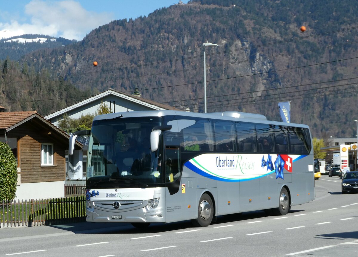 (248'772) - Oberland Reisen, Thun - Nr. 44/BE 387'289 - Mercedes am 18. April 2023 beim Bahnhof Wilderswil