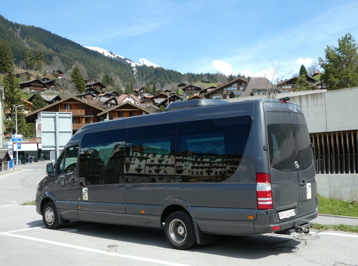 (248'796) - Busmiete, Regensdorf - FR 300'662 - Mercedes am 18. April 2023 beim Bahnhof Grindelwald