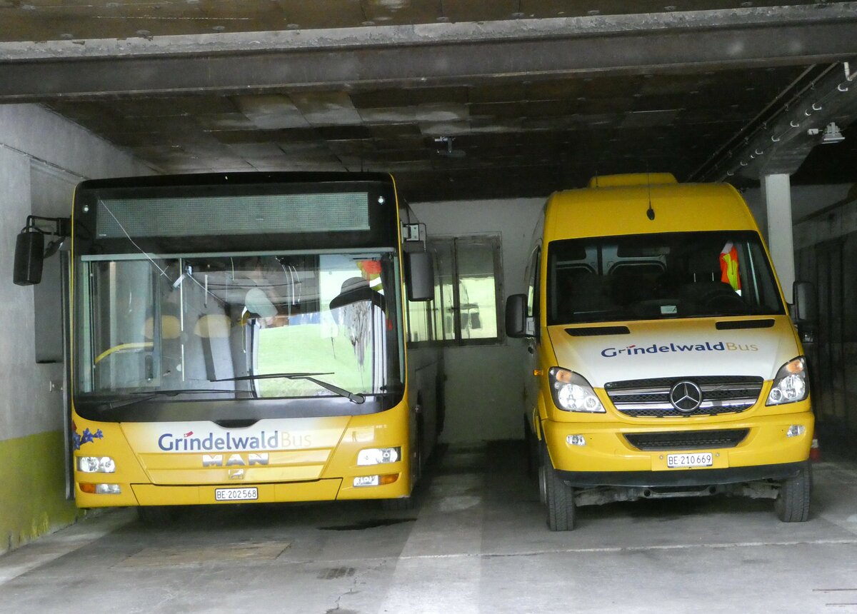 (248'829) - Grindelwaldbus, Grindelwald - Nr. 14/BE 202'568 - MAN/Gppel + Nr. 10/BE 210'669 - Mercedes (ex Loretan, Inden) am 18. April 2023 in Grindelwald, Garage