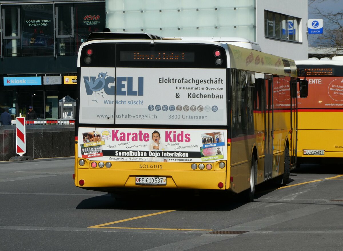 (248'897) - PostAuto Bern - BE 610'537/PID 5070 - Solaris am 19. April 2023 beim Bahnhof Interlaken Ost