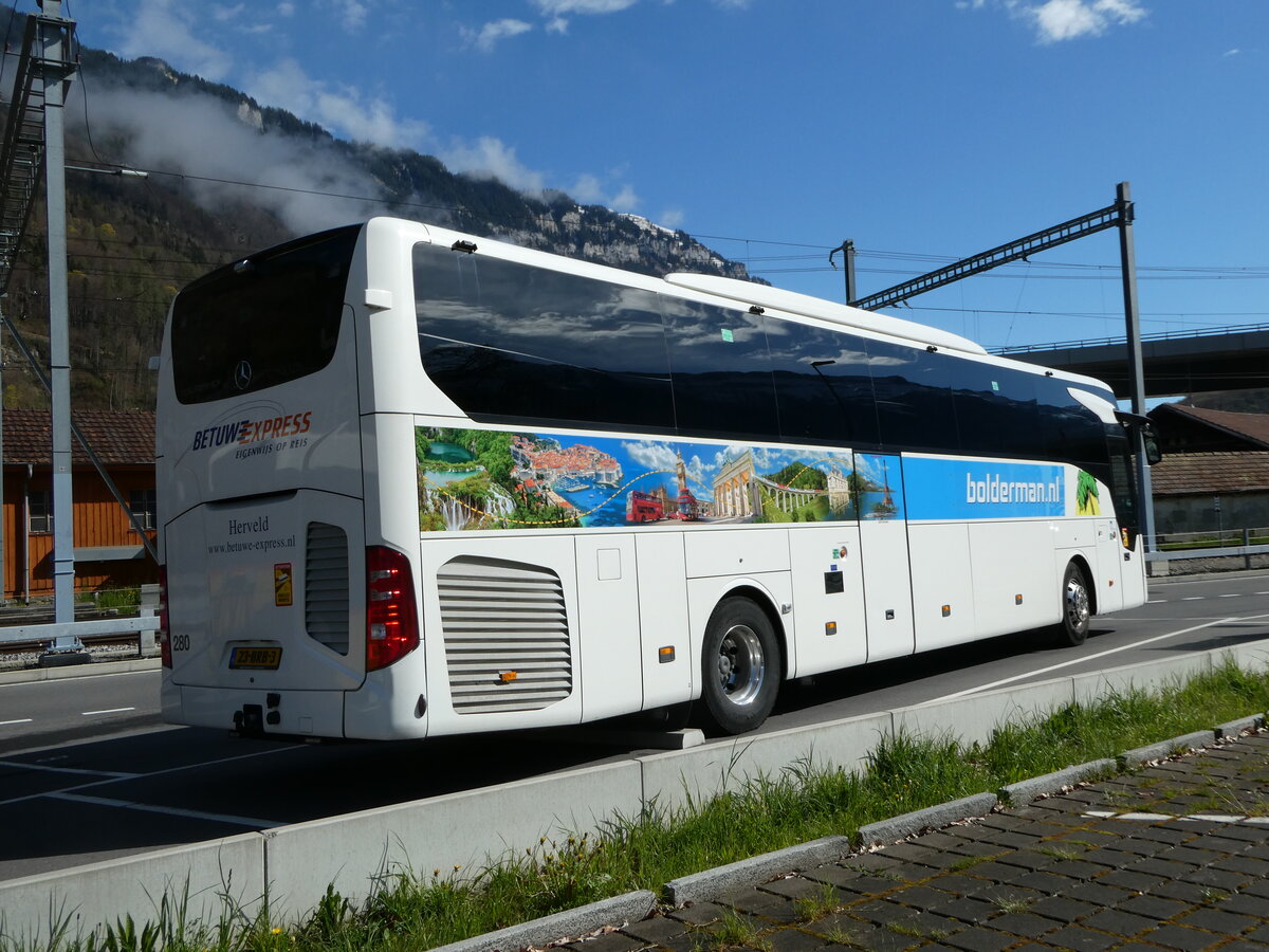 (248'941) - Aus Holland: Betuwe Express, Herveld - Nr. 280/23-BRB-3 - Mercedes am 21. April 2023 beim Bahnhof Interlaken Ost