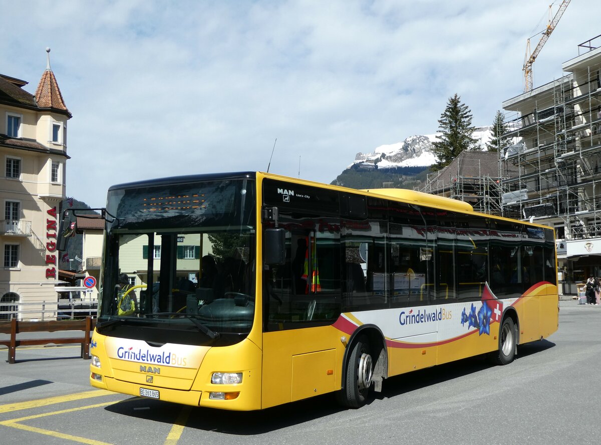 (248'950) - Grindelwaldbus, Grindelwald - Nr. 11/BE 261'865 - MAN/Gppel am 21. April 2023 beim Bahnhof Grindelwald