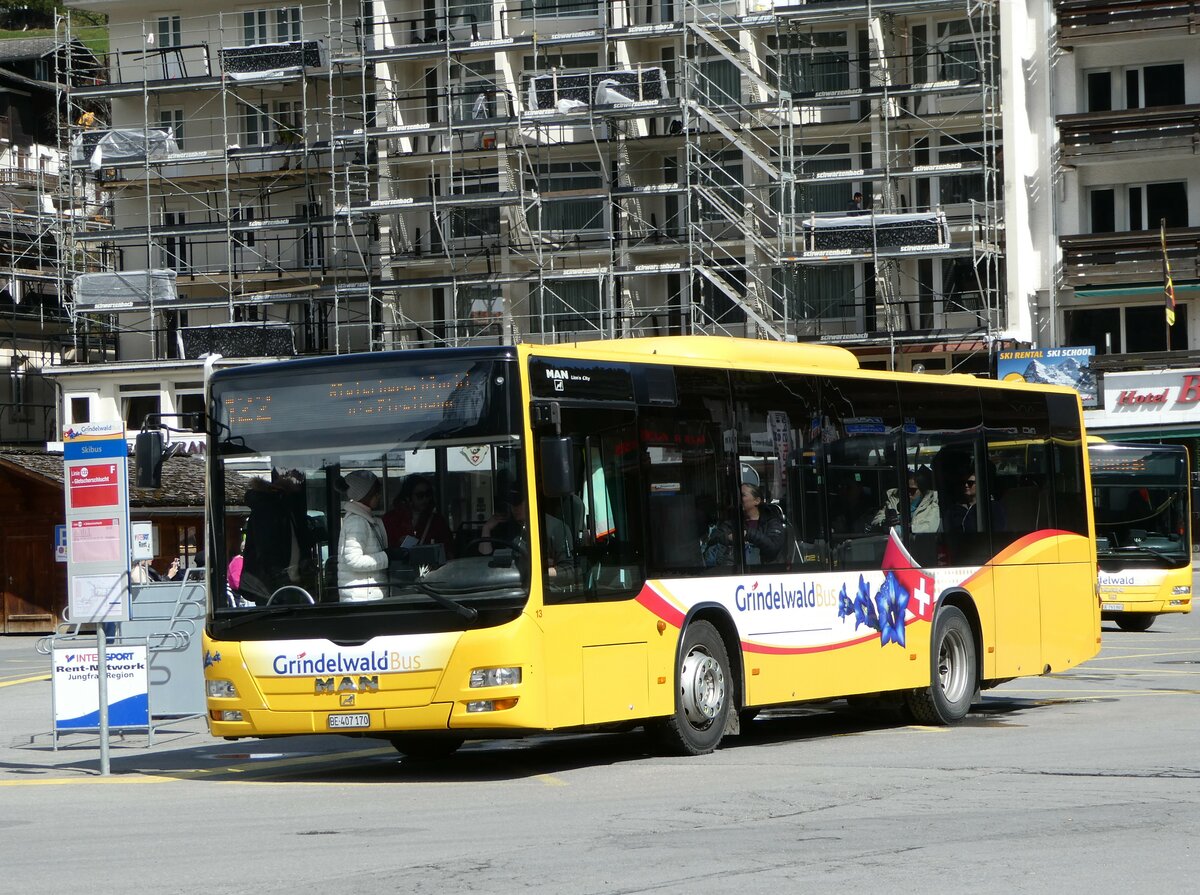 (248'952) - Grindelwaldbus, Grindelwald - Nr. 13/BE 407'170 - MAN/Gppel am 21. April 2023 beim Bahnhof Grindelwald