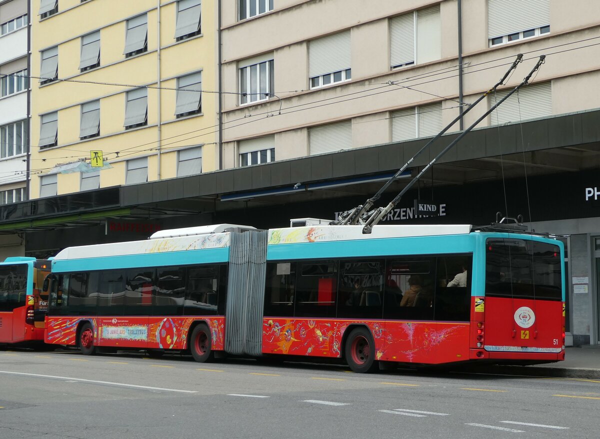 (249'035) - VB Biel - Nr. 51 - Hess/Hess Gelenktrolleybus am 22. April 2023 beim Bahnhof Biel