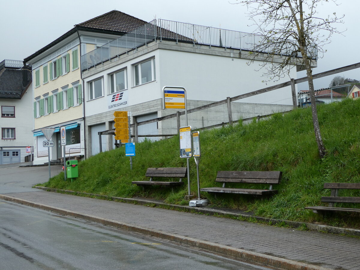 (249'128) - PostAuto-Haltestelle am 25. April 2023 beim Bahnhof Urnsch