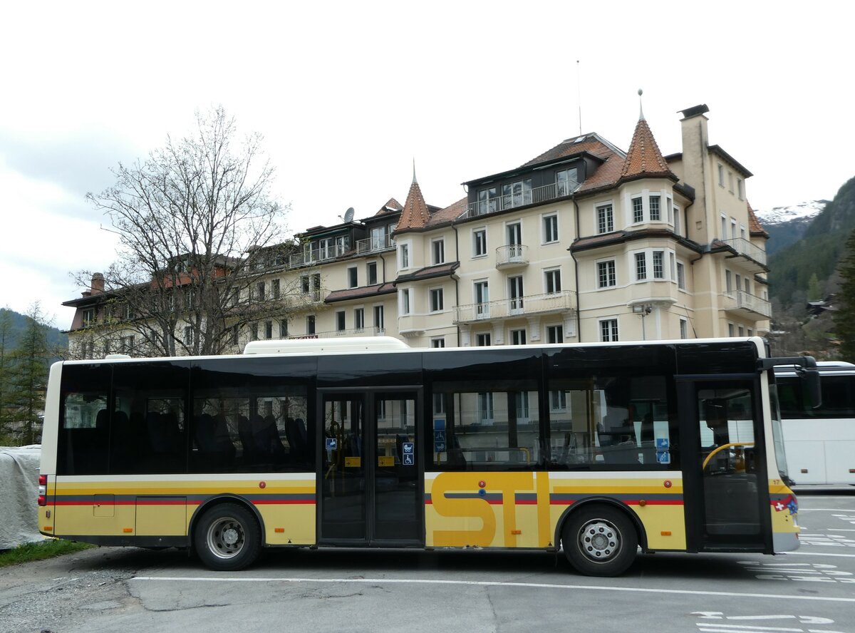 (249'213) - Grindelwaldbus, Grindelwald - Nr. 17/BE 72'444 - MAN/Gppel (ex STI Thun Nr. 133) am 28. April 2023 beim Bahnhof Grindelwald