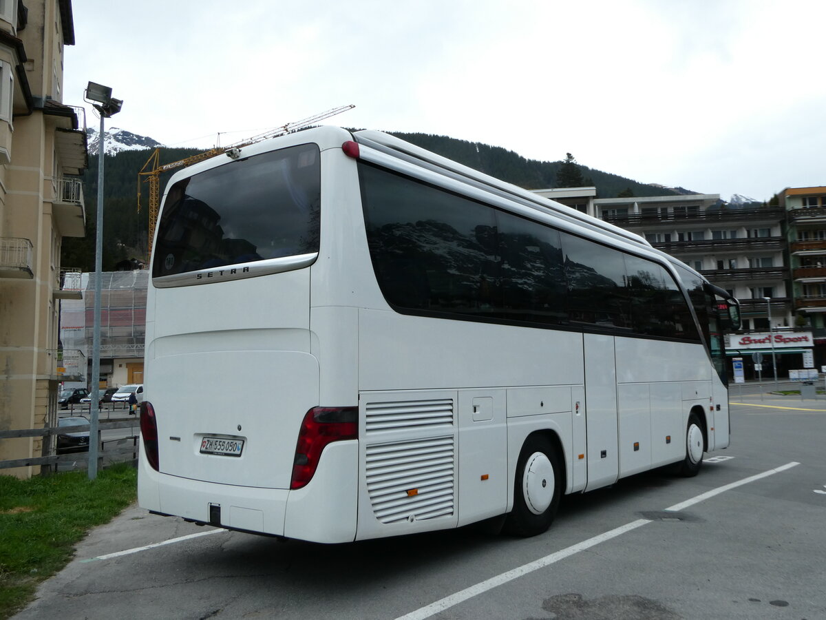 (249'215) - Jankovic, Adliswil - ZH 555'050 - Setra am 28. April 2023 beim Bahnhof Grindelwald