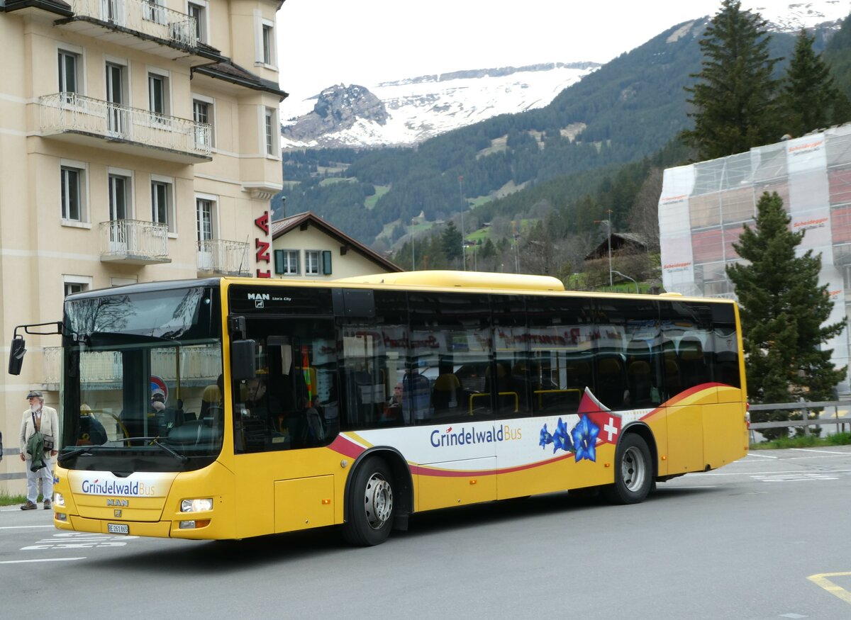 (249'218) - Grindelwaldbus, Grindelwald - Nr. 11/BE 261'865 - MAN/Gppel am 28. April 2023 beim Bahnhof Grindelwald