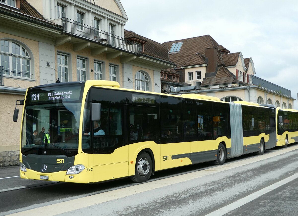 (249'362) - STI Thun - Nr. 712/BE 811'712 - Mercedes am 2. Mai 2023 beim Bahnhof Spiez