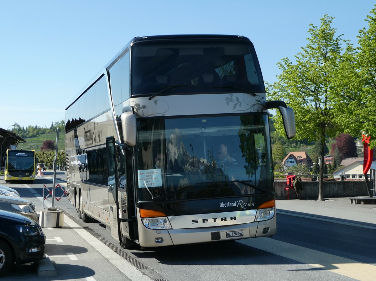 (249'491) - Oberland Reisen, Thun - Nr. 42/BE 120'042 - Setra (ex STI Thun Nr. 42) am 3. Mai 2023 beim Bahnhof Spiez