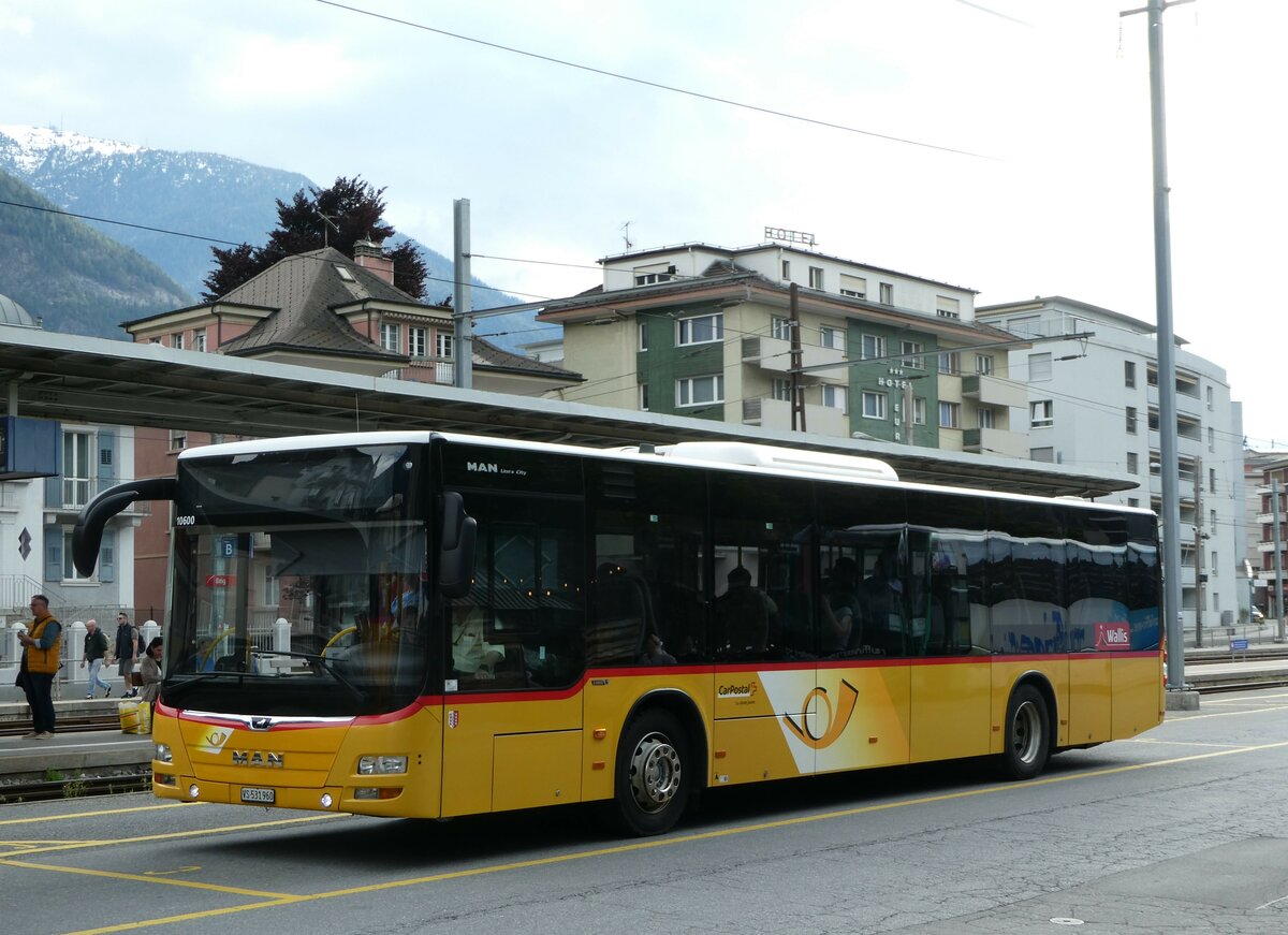 (249'690) - PostAuto Wallis - VS 531'960/PID 10'600 - MAN (ex CarPostal Ouest) am 5. Mai 2023 beim Bahnhof Brig