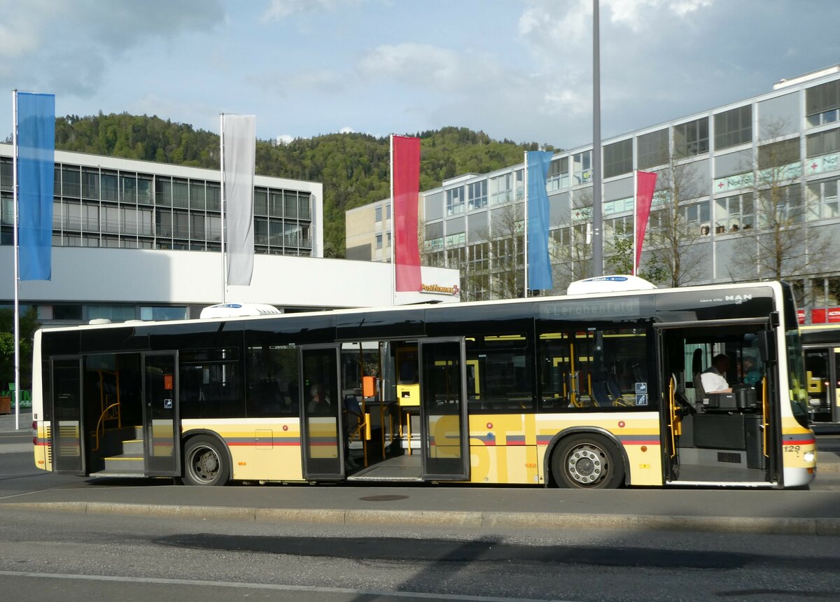 (249'695) - STI Thun - Nr. 129/BE 800'129 - MAN am 5. Mai 2023 beim Bahnhof Thun