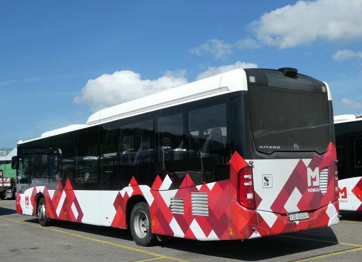 (250'143) - CarPostal Ouest - JU 62'414/PID 10'635 - Mercedes am 18. Mai 2023 in Develier, Parkplatz