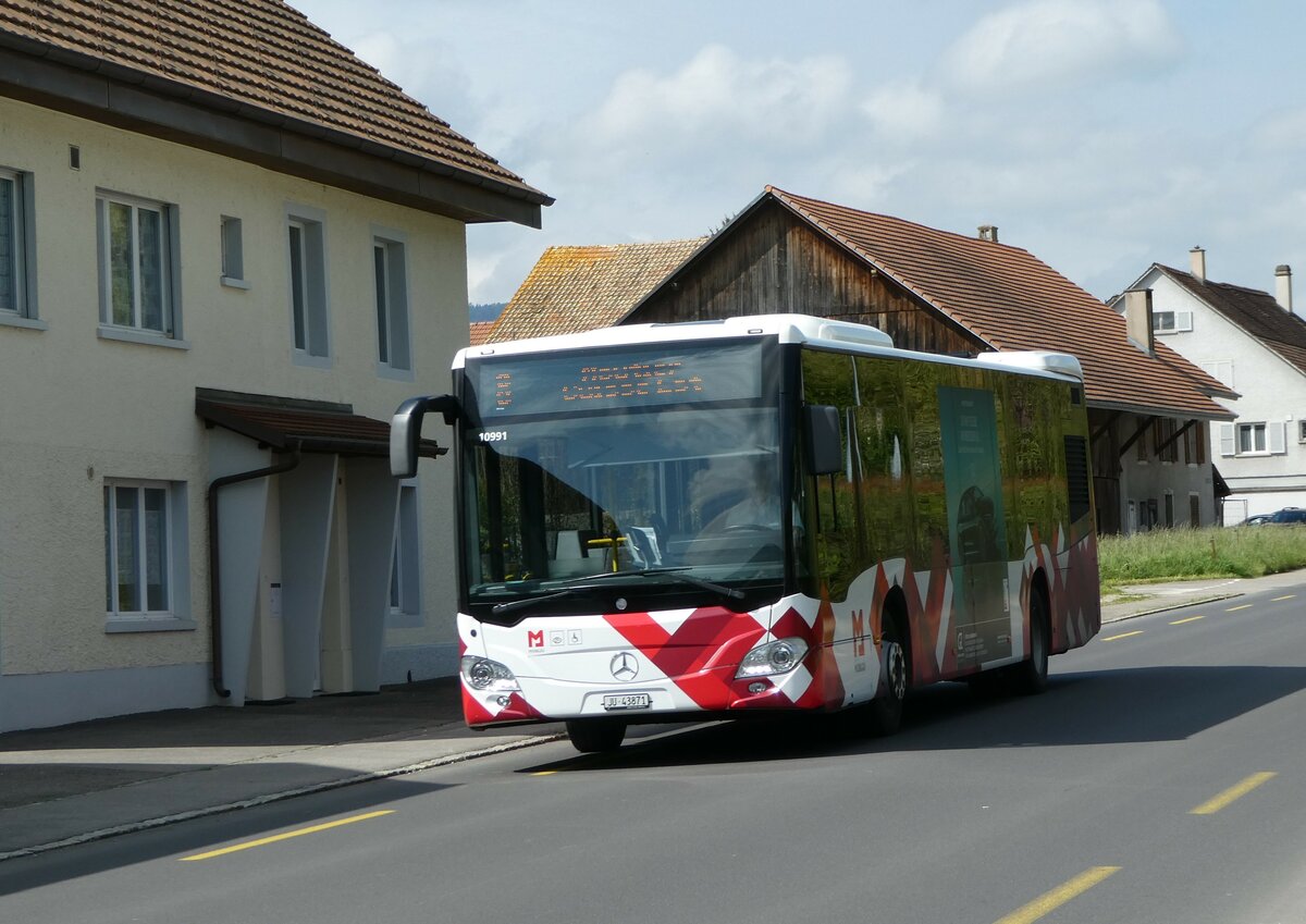 (250'161) - CarPostal Ouest - JU 43'871/PID 10'991 - Mercedes am 18. Mai 2023 beim Bahnhof Delmont