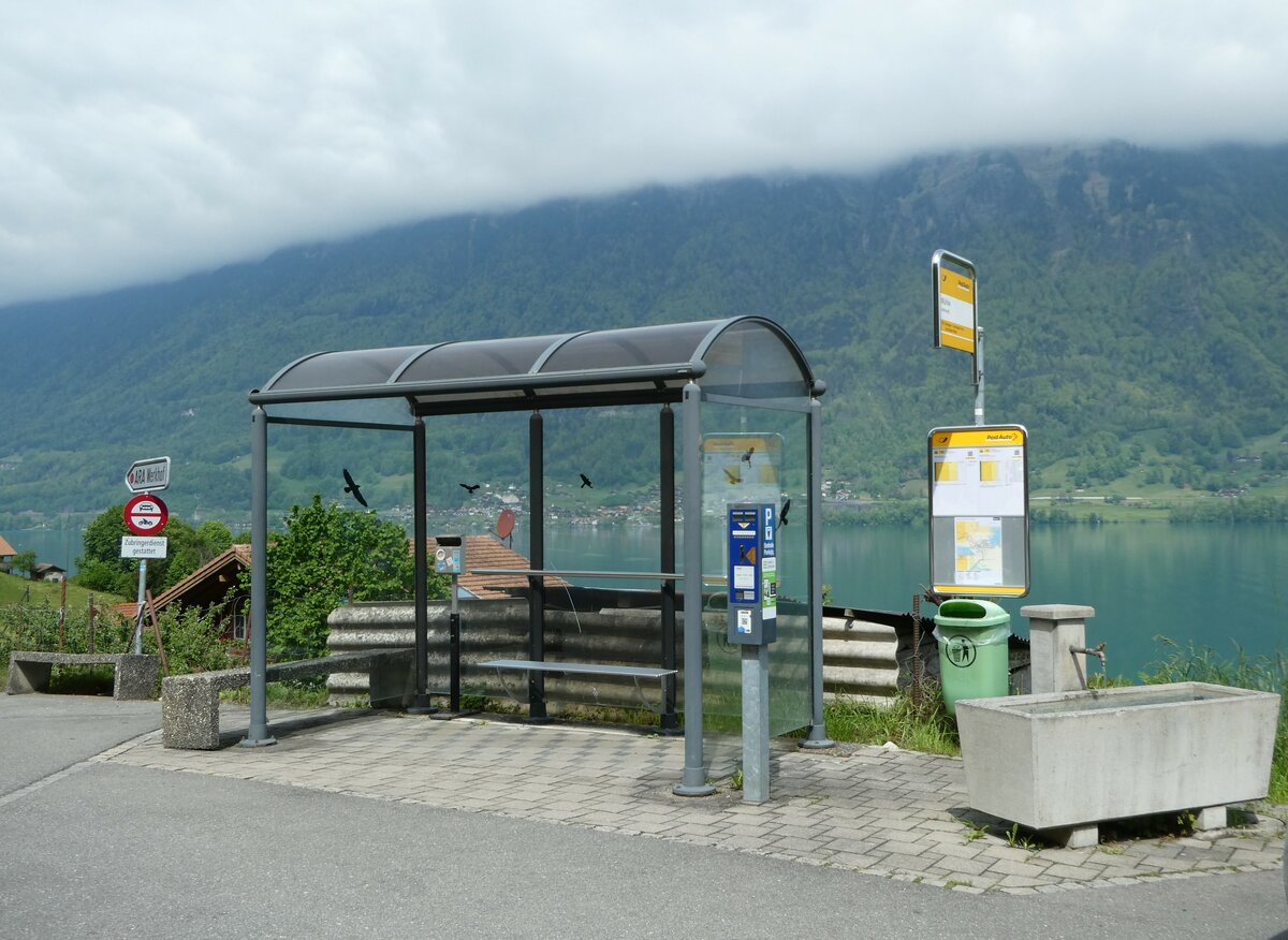 (250'246) - PostAuto-Haltestelle am 19. Mai 2023 in Iseltwald, Mhle