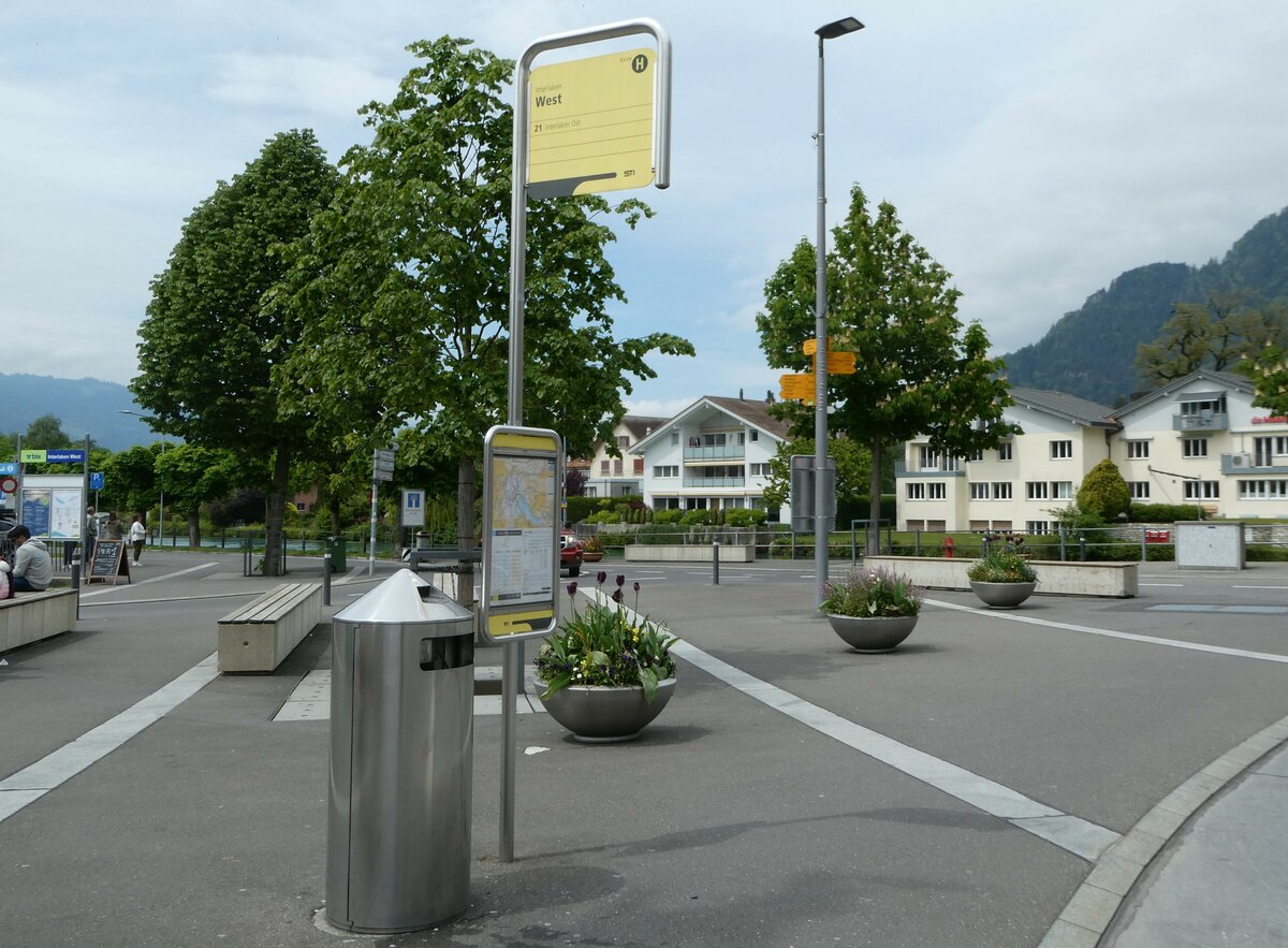 (250'253) - STI-Haltestelle am 19. Mai 2023 beim Bahnhof Interlaken West