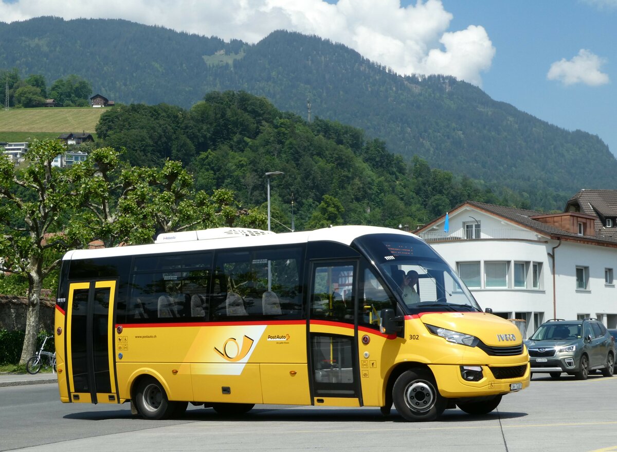 (250'863) - PostAuto Zentralschweiz - Nr. 302/OW 7400/PID 11'111 - Iveco/Rosero (ex Nr. 74; ex HW Kleinbus, Giswil) am 1. Juni 2023 beim Bahnhof Sarnen